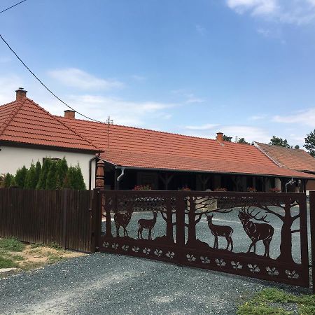 Hotel Vadaszhaz Egyhazasradoc Exterior foto