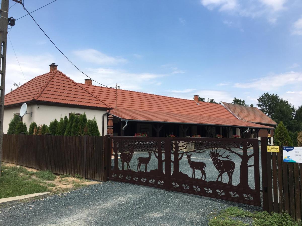 Hotel Vadaszhaz Egyhazasradoc Exterior foto