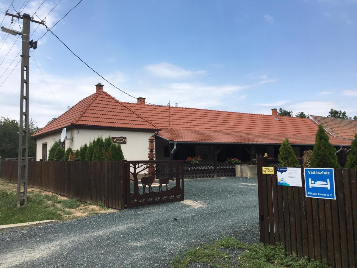 Hotel Vadaszhaz Egyhazasradoc Exterior foto