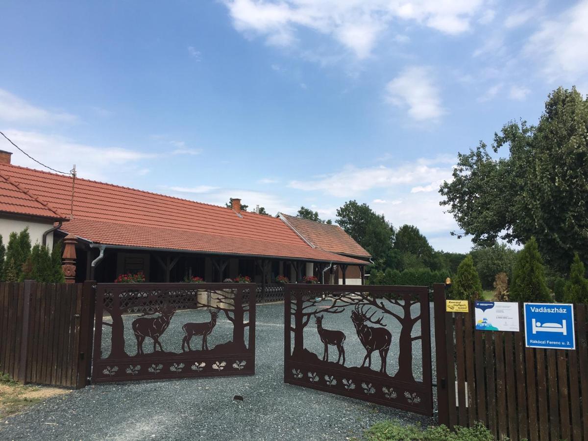 Hotel Vadaszhaz Egyhazasradoc Exterior foto