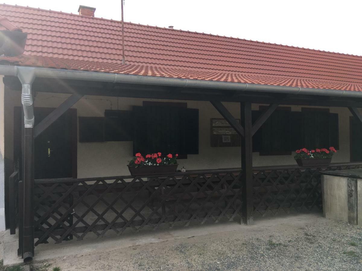 Hotel Vadaszhaz Egyhazasradoc Exterior foto